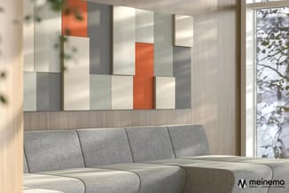 Moderne kantoorruimte met grijze hoekbank, houten wandering en geïntegreerde akoestische panelen in wit, grijs en oranje.