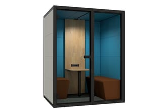 Gesloten belcel met zwart frame, blauwe wandpanelen, houten deur en shelf, grijze vloer en bruine zitpoufen.