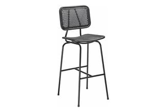 Zwarte barkruk met netpatroon zitting en rugleuning, metalen frame met voetsteun, staand tegen witte achtergrond.