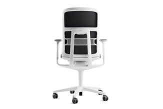 Witte ergonomische bureelstoel met zwart netweefsel, verstelbare armleuningen en wieltjes, vooraanzicht tegen witte achtergro