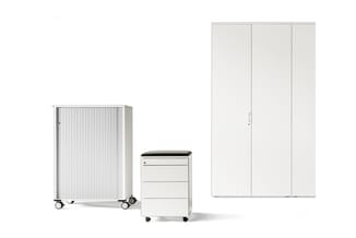Drie witte opbergkasten: een rolcontainer met verticale ribbeldeuren, een ladenblok met zwart blad, en een hoge kledingkast m