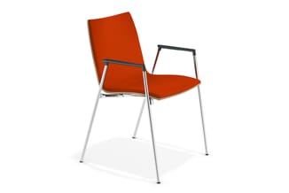 Moderne vergaderstoel met oranje zitting en rugleuning, aluminium frame met zwarte armsteunen, vier poten in zilver.