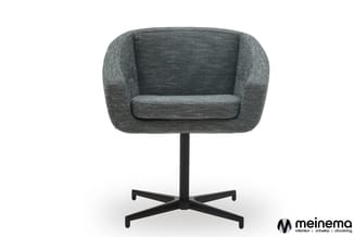 Grijze stoel met ronde rugleuning en zitplaats, zwart metalen draaivoetstuk op wielen, modern design.