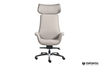 Grijsbeige draaistoel met hoge rug, gepolsterde zitting en armleuningen, zwart voetkruis met wieltjes, vooraanzicht.