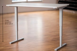 Wit verstelbaar bureau met witte poten op houten vloer. Hoogte instelbaar 68 tot 128 cm met 3 trappen.