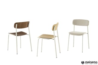 Vier moderne stoelen met witte metalen poten in verschillende uitvoeringen: donkerbruin hout, naturel hout, en beige stof.