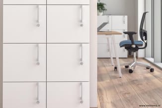 Witte kastenwand met zes deuren en metalen handgrepen in modern kantoor met houten vloer en blauwe bureaustoel.