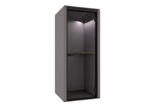 Grijze telefooncel met donkergrijs interieur, ingebouwde plank, deur aan zijkant en verlichte bovenzijde.