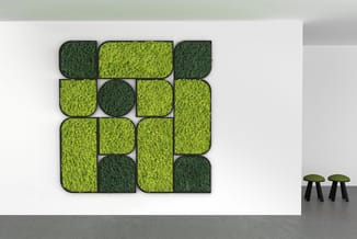 Modulair moswandpaneel in lime- en donkergroen op witte muur, met twee groene krukken eronder in minimalistisch kantoorinteri