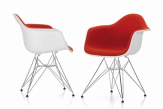 Twee moderne stoelen met rode zitting, witte kunststof rugleuning en zilveren metalen pootframe, vooraanzicht en zijaanzicht.