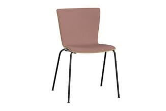 Moderne stoel met roze bekleding, houten zitting, zwart metalen frame, vrijstaand tegen witte achtergrond.; zitting naar rechts.