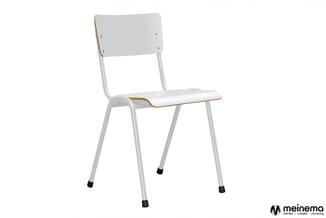 Witte kunststof stoel met metalen frame, houten zitting en rugleuning, zwarte voetdoppen, frontal aanzicht.