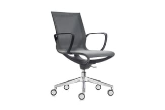 Grijze ergonomische bureaustoel met gaasrug, zwarte armleuningen, en aluminium onderstel met wielen op wit geïsoleerde achter
