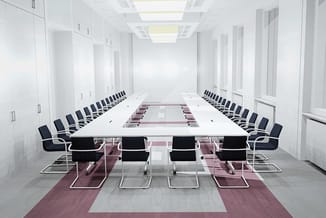 Moderne vergaderruimte met lange witte tafel, zwarte kantoorstolen met wit frame, grijze vloer, bordeauxrood tapijt en witte