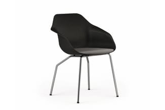Zwarte kantoorstoel met grijze zitting, ergonomische rugleuning en chromen poten op witte achtergrond.