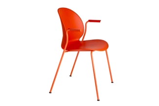 Rode Fritz Hansen N02 armstoel met vier poten, horizontaal gespiegeld zodat de zitting naar rechts wijst.
