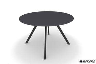 Ronde zwarte tafel met drie zwarte poten op witte achtergrond.