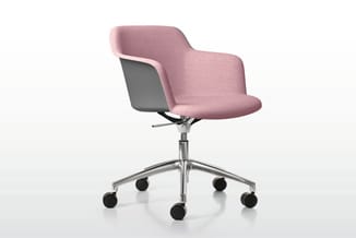 Roze bureaustoel met grijze kunststof rug op wielen, aluminium vijfpoot onderstel, zwenkbaar en in hoogte verstelbaar.