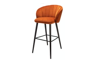 Oranje fluwelen barkruk met geplooide rugleuning en zwart metalen poten met voetsteun.