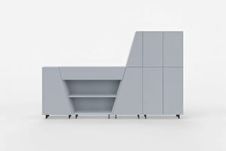 Grijze modulaire kastencombinatie met open vakken, gesloten deuren en schuine zijpanelen op wieltjes.