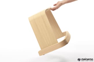 Houten lezenaar in natuurlijk hout met handgreep, schuin tegen witte achtergrond met hand bovenaan.