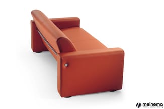 Rode leren relaxfauteuil met uitschuifbare voetsteun en verstelbare rugleuning, zijaanzicht.