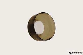 Wandlamp met goudkleurige scherm en witte diffuser tegen neutrale achtergrond.