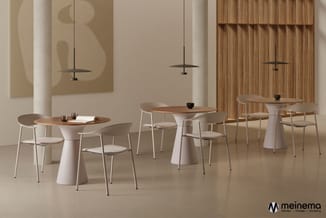 Moderne kantoorruimte met drie ronde tafels met witte conische poten en houten bladen, witte stoelen met beige zitting, hange