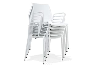 Stapelbare kantoorstoel met armleuningen, witte kunststof zitting en rugleuning, aluminium frame, zwarte voetjes, meerdere st
