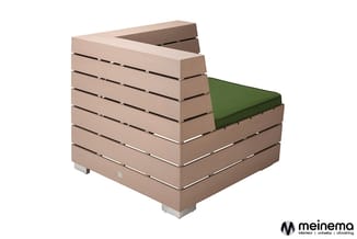 Beige loungbank met groene zitting, houten lattenstructuur, modulair design, vier poten.