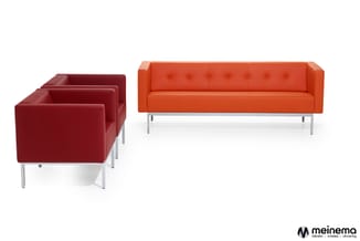 Drie bordeauxrode fauteuils en een oranje bank met knopstiksels op zilveren poten tegen witte achtergrond.
