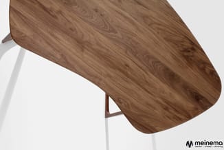 Ronde vergadertafel met walnoothouten blad en witte poten, detail van tafelrand en ondersteunende structuur.