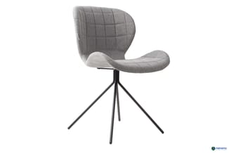 Grijze draaibare stoel met gequilted rugkussen, golvende zitting en zwart metalen driepotig onderstel.
