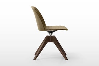 Moderne bureaustoel met beige gestoffeerde zitting en rugleuning, donkerbruin houten vierpootonderstel, gedraaifunctie.