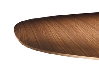 Houten tafelblad met halfronde vorm en bruine houtnerf, detail van afgeronde rand tegen witte achtergrond.