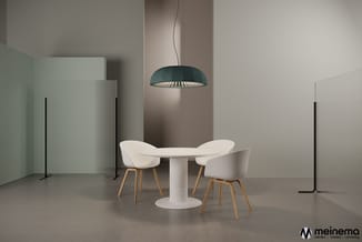 Minimalistische vergaderruimte met wit rond tafel, twee witte stoelen met houten poten, groene hanglamp, lichte wandpanelen e