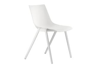 Witte kunststof stoel met ergonomische zitting op vier houten poten in kruisdesign, tegen witte achtergrond.