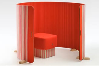 Rode akoestische belcel met geribbelde wanden, rode zitcube en houten poten, gesloten design voor privacy.