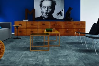 Moderne kantoorruimte met houten kastenstelsel, houten salontafels, metalen stoelen en blauwe wanden met kunstwerk.