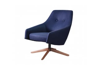 Draaibare fauteuil met donkerblauwe stofbekleding, ergonomische rugleuning met knopen, houten kruisvoetonderstel.