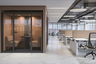 Modern kantoor met gesloten belcel links met bruine stoelen en tafel, open werkplekken met beige schermen, bureaus en zwarte