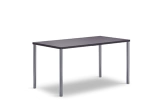 Rechthoekige vergadertafel met donkergrijs tafelblad en vier grijze metalen poten op witte achtergrond.