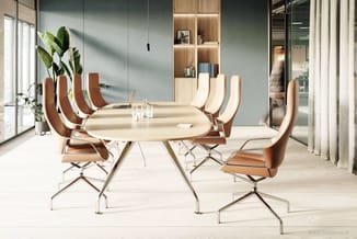 Moderne vergaderruimte met ovale lichte tafel, cognackleurige stoelen met metalen onderstel, houten kasten met verlichting, g