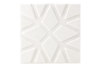 Witte driedimensionale wandpanelen met geometrisch patroon van ruiten en driehoeken.