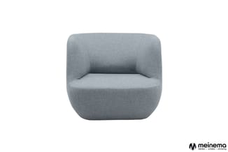 Grijze fauteuil met afgeronde vormen, gestoffeerd in een lichte grijze stof, tegen witte achtergrond.