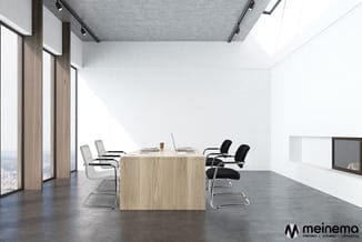 Moderne vergaderruimte met houten vergadertafel, grijze en zwarte kantoorstoelen, grote ramen en grijs plafond met spotlights
