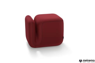 Rode stoffen fauteuil met organische vorm en gebogen armsteun, zijkant gezien op wit oppervlak.