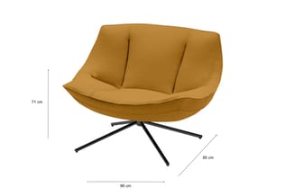 Gele loungestoel met gewölbde rugleuning en zwart kruisvoetonderstel. Afmetingen: 96 cm breed, 85 cm diep, 71 cm hoog.