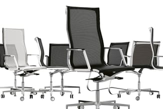 Collectie kantoorsstoelen met netrug in zwart en wit, verschillende hoogtes, op wielen, met aluminium frame.