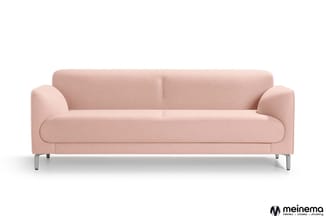 Roze stof sofa met afgeronde armleuningen en metallic poten tegen witte achtergrond. Meinema-logo onderaan rechts.